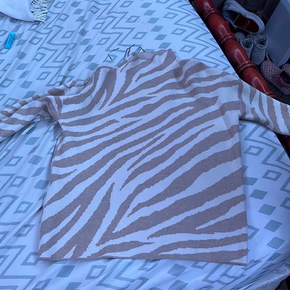 cream and white turtleneck, brand new without tags never been worn. size small